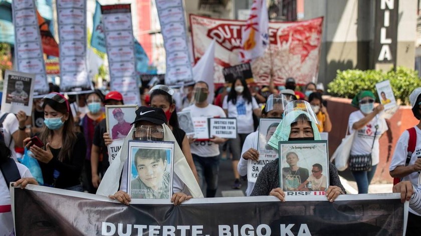 Thân nhân của các nạn nhân chiến tranh ma túy diễu hành tới Dinh Tổng thống Malacanang ở Manila, Philippines vào ngày 30/6/2021. Ảnh: Reuters