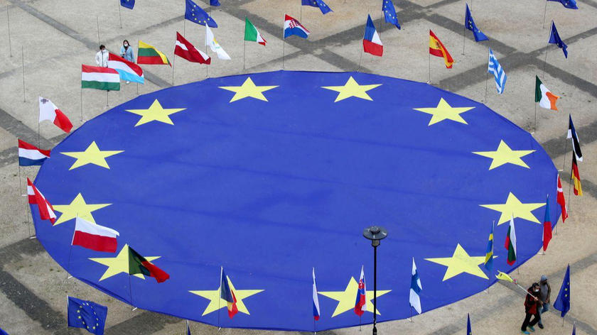 Một lá cờ lớn của Liên minh Châu Âu nằm ở trung tâm của Quảng trường Schuman bên ngoài trụ sở Ủy ban Châu Âu ở Brussels, Bỉ. Ảnh: Reuters
