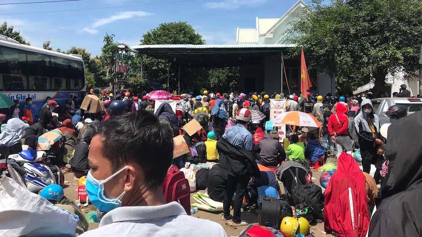 Công dân từ TP HCM và các tỉnh phía Nam ồ ạt về Gia Lai khiến công tác kiểm soát bị quá tải.