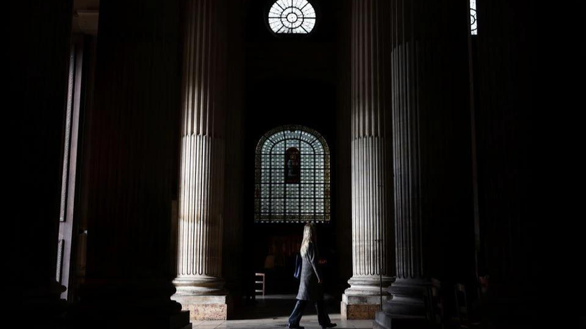 Một người phụ nữ đi bộ vào nhà thờ Saint-Sulpice ở Paris, Pháp. Ảnh: Reuters (chụp ngày 4/10/2021)