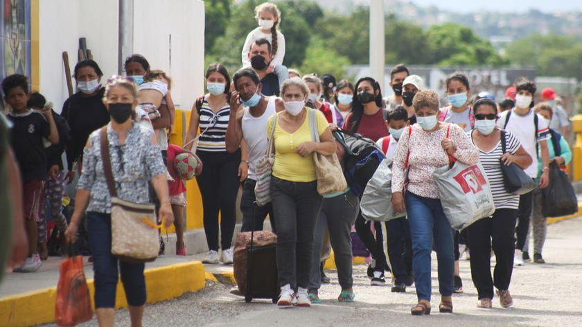Mọi người, được phép vì lý do nhân đạo, đến cầu Simon Bolivar International từ Cucuta, Colombia, khi cầu vượt được mở lại ở San Antonio del Tachira, Venezuela ngày 4/10/2021. Ảnh: Reuters