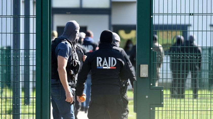 Các thành viên của đơn vị chiến thuật cảnh sát RAID tại lối vào nhà tù Conde-sur-Sarthe, Pháp, vào ngày 5/10/2021. Ảnh: AFP