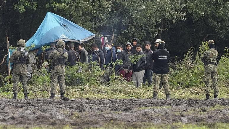 Lực lượng an ninh Ba Lan chặn người di cư mắc kẹt ở biên giới với Belarus ở Usnarz Gorny. Ảnh: AP
