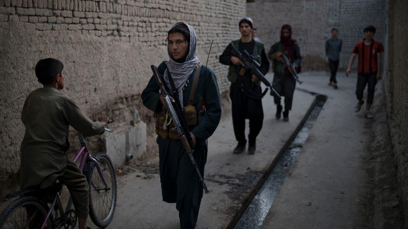 Chiến binh Taliban tuần tra ở ngoại ô Kabul. Ảnh: AP