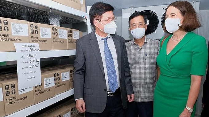 Đại sứ Australia Robyn Mudie cùng Thứ trưởng Bộ Y tế Trương Quốc Cường thăm kho lưu trữ vaccine tại Viện Vệ sinh Dịch tễ Trung ương. Ảnh: VGP