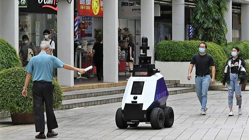 Được trang bị bảy camera, một robot Xavier ở Singapore đưa ra cảnh báo cho công chúng và phát hiện "hành vi xã hội không mong muốn". 