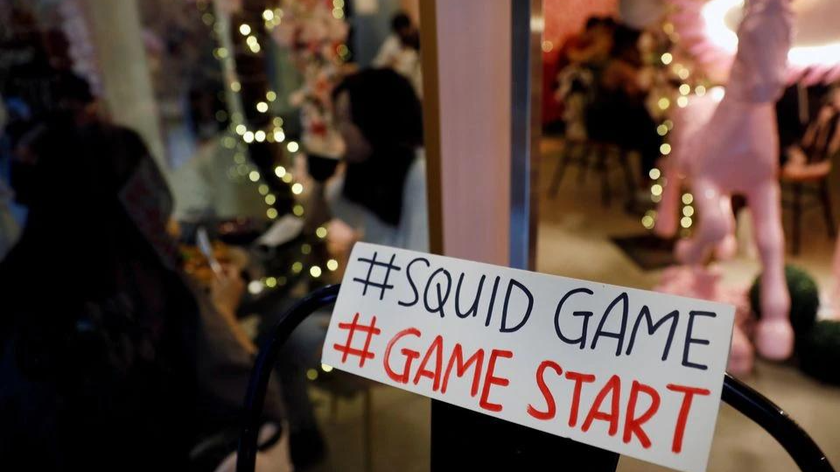 Một tấm biển đề cập đến "thử thách tổ ong" trong loạt phim ăn khách mới của Netflix "Squid Game" được nhìn thấy tại Brown Butter Cafe ở Singapore ngày 1/10/2021. Ảnh: Reuters