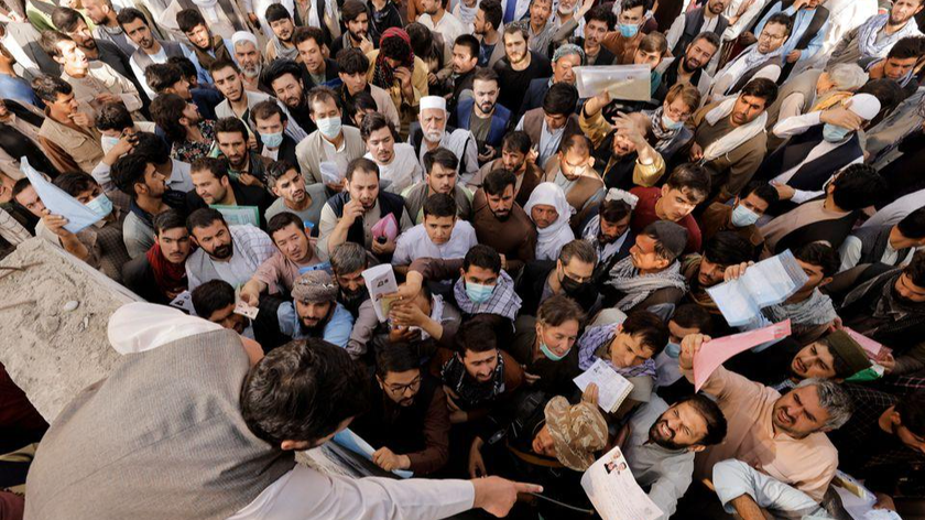 Đám đông bên ngoài văn phòng hộ chiếu ở Kabul, Afghanistan ngày 6/10/2021 sau khi các quan chức Taliban thông báo họ sẽ bắt đầu cấp lại hộ chiếu của Tiểu Vương quốc Hồi giáo Afghanistan cho công dân. Ảnh: Reuters