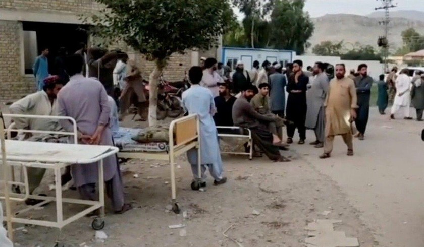 Người dân tập trung bên ngoài bệnh viện sau trận động đất ở Harnai, Balochistan. Ảnh: QuettaVoice.com qua Reuters