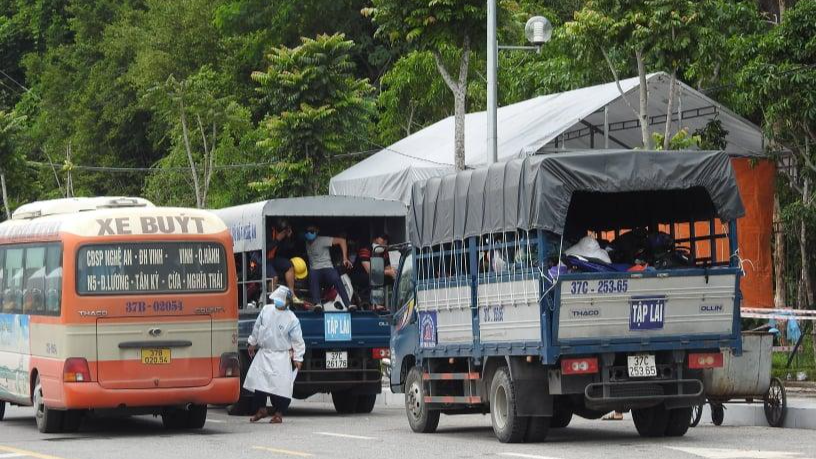 Lực lượng chức năng Nghệ An huy động hàng trăm lượt xe buýt, xe khách và xe tải để đưa người, phương tiện về.