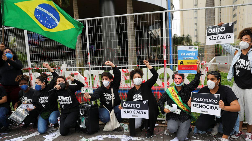Các nhà hoạt động của Levante Popular da Juventude (Thanh niên nổi tiếng Levante) biểu tình trước cổng trụ sở chính của Prevent Senior sau khi có cáo buộc thao túng hồ sơ y tế và giấy chứng tử, đồng thời tố cáo mối quan hệ hợp tác giữa công ty và Chính phủ trong thời gian xảy ra dịch COVID- 19 ở Sao Paulo, Brazil. Ảnh: Reuters (chụp ngày 30/9/2021)