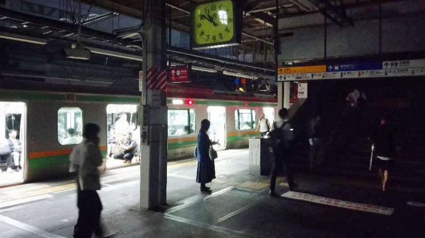 Một đoàn tàu tuyến Tokaido dừng tại ga JR Shinagawa ở Tokyo sau trận động đất khiến nhà ga bị mất điện ngày 7/10/2021. Ảnh: Kyodo