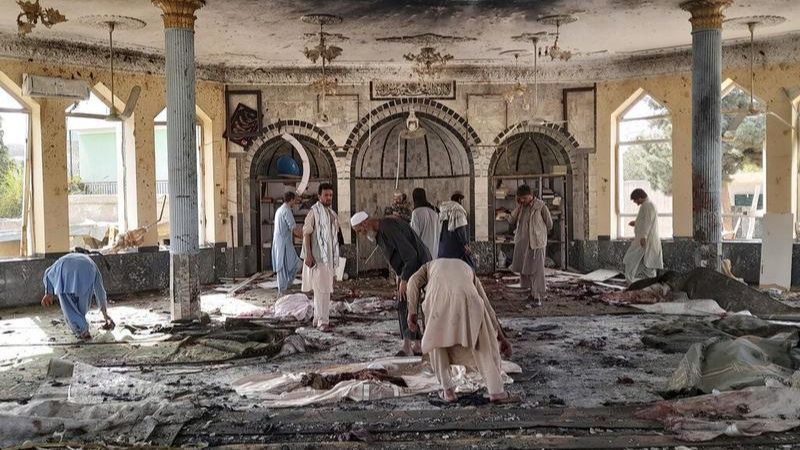 Hiện trường vụ tấn công nhà thờ Hồi giáo sau một vụ đánh bom ở Kunduz, tỉnh phía bắc Afghanistan ngày 8/10/2021. Ảnh: AP