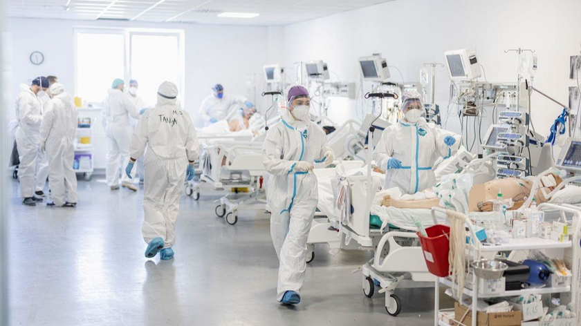 Nhân viên y tế điều trị bệnh nhân COVID-19 tại bệnh viện Batajnica COVID-19 ở Belgrade, Serbia, ngày 4/10/2021. Ảnh: Reuters