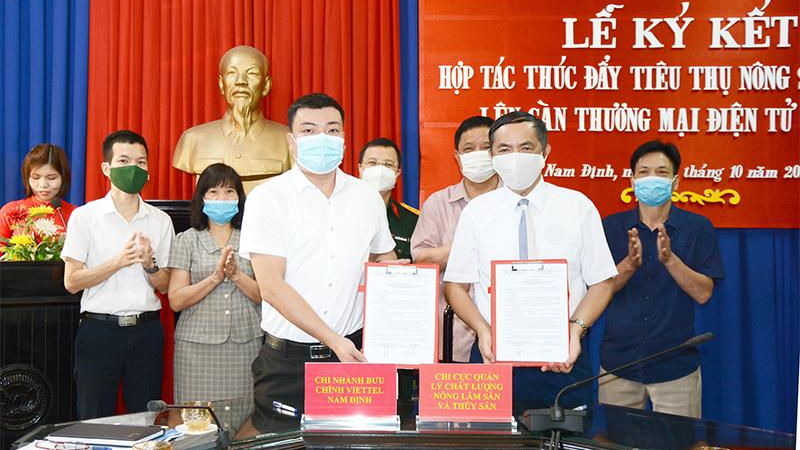 Lễ ký kết giữa Chi cục Quản lý chất lượng Nông Lâm thủy sản Nam Định và Chi nhánh bưu chính Viettel Nam Định đưa nông sản của Nam Định lên sàn thương mại điện tử VOSO.VN.