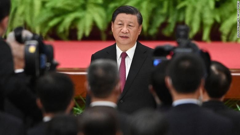 Chủ tịch Trung Quốc Tập Cận Bình hát quốc ca trong tiệc chiêu đãi tại Đại lễ đường Nhân dân vào đêm 30/9/2021, trước Quốc khánh Trung Quốc ở Bắc Kinh. Ảnh: CNN