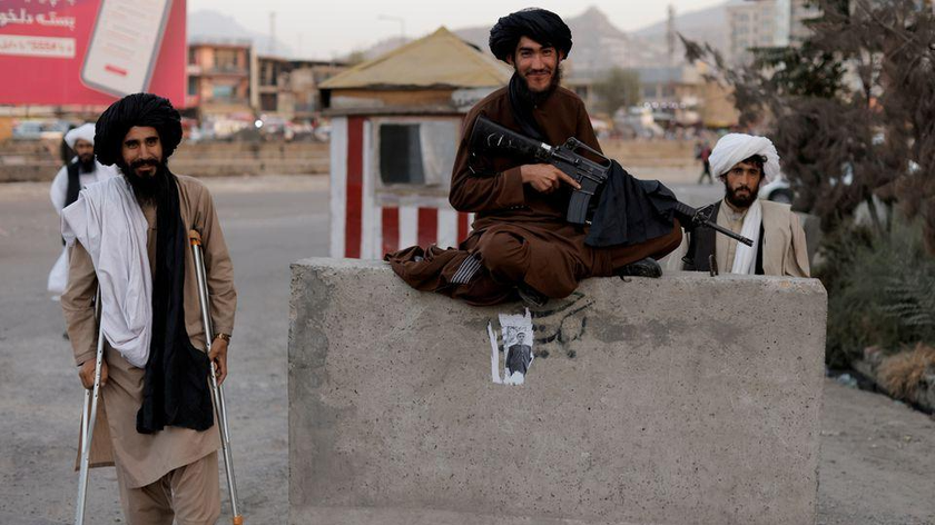 Hai chiến binh Taliban đến từ tỉnh Helmand gác tại một trạm kiểm soát ở Kabul, Afghanistan. Ảnh: Reuters (chụp ngày 5/10/2021)