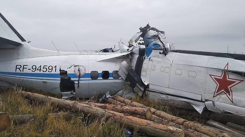Máy bay hạng nhẹ rơi gần thị trấn Menzelinsk ở Cộng hòa Tatarstan, Nga. Ảnh: TASS/Bộ Tình trạng khẩn cấp Nga