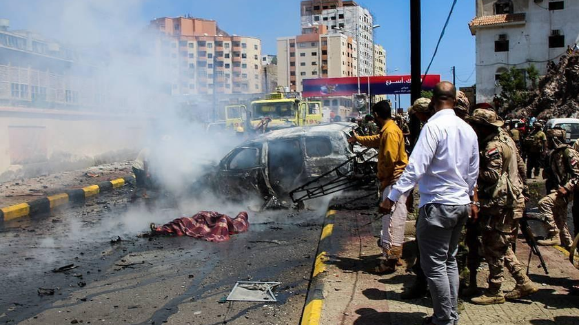 Hiện trường vụ đánh bom xe tại trung tâm thành phố Aden (Yemen) hôm Chủ nhật. Ảnh: Reuters