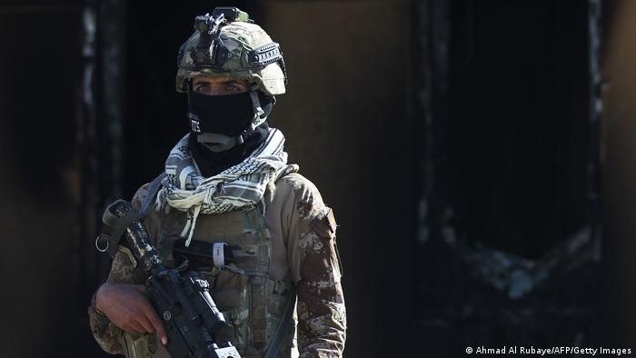 Một thành viên của lực lượng an ninh Iraq đứng gác trước đại sứ quán Mỹ ở thủ đô Baghdad. Ảnh: AFP/Getty Images
