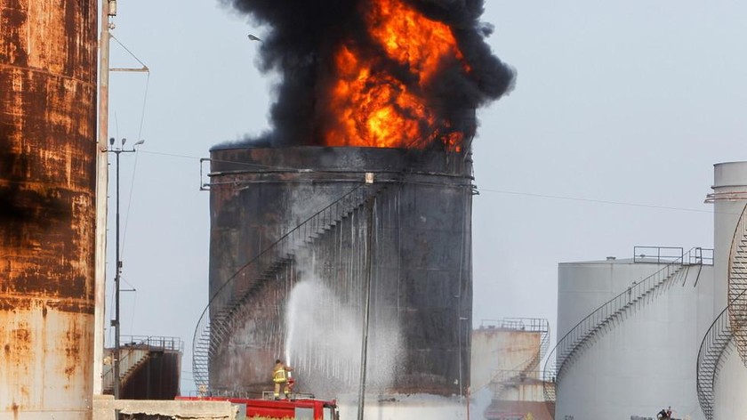 Đám cháy lớn đã bùng phát tại một bể chứa nhiên liệu của nhà máy điện Zahrani ở miền nam Lebanon ngày 11/10/2021. Ảnh: Reuters