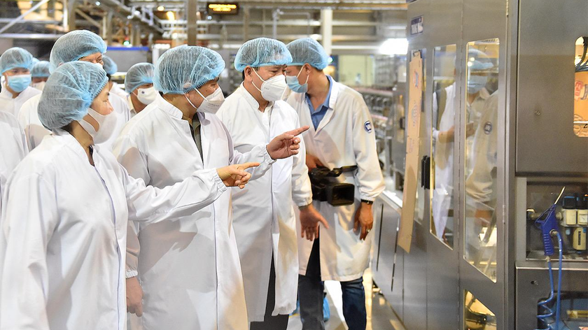 Thủ tướng Chính phủ Phạm Minh Chính thăm cơ sở sản xuất của Công ty Sữa Vinamilk tại khu công nghiệp Mỹ Phước, tỉnh Bình Dương. Ảnh: VGP