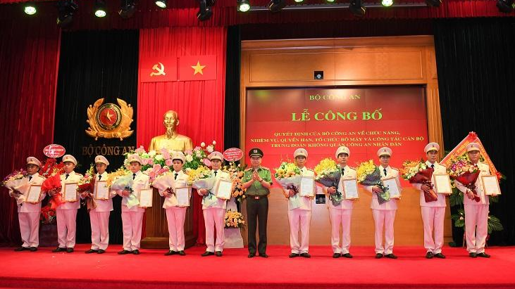 Bộ trưởng Tô Lâm đã trao các Quyết định cho đại diện lãnh đạo Bộ Tư lệnh CSCĐ và các đồng chí thuộc Trung đoàn. Ảnh: CTTĐT Bộ Công an