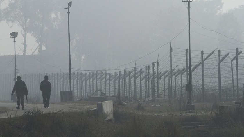 Các binh sĩ Ấn Độ tuần tra gần biên giới có hàng rào với Pakistan giữa sương mù ở Suchetgarh. Ảnh: Reuters