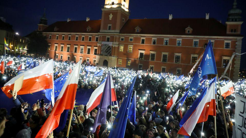 Cuộc biểu tình ở Warsaw, Ba Lan tối 10/10/2021 ủng hộ tư cách thành viên EU của Ba Lan, sau khi Tòa án Hiến pháp của nước này ra phán quyết về tính ưu việt của Hiến pháp đối với luật của EU, phá vỡ nguyên lý chính của hội nhập châu Âu. Ảnh: Reuters