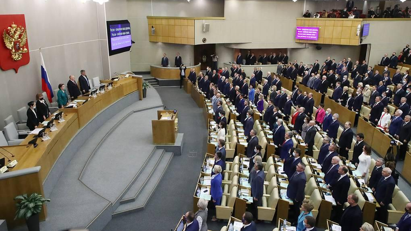 Duma Quốc gia khóa tám thực hiện nghi thức khai mạc phiên họp toàn thể đầu tiên. Ảnh: TASS