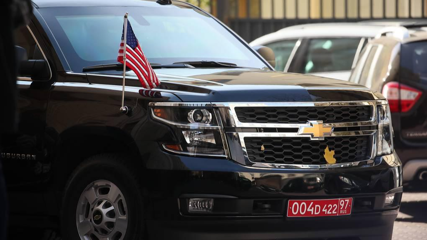 Xe của Thứ trưởng Ngoại giao Mỹ Victoria Nuland rời trụ sở Bộ Ngoại giao Nga sau cuộc hội đàm với người đồng cấp Nga chiều 12/10/2021. Ảnh: TASS