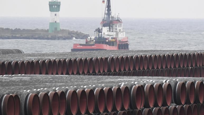 Các đường ống để sử dụng cho hệ thống Nord Stream 2 được lưu trữ trong khuôn viên của cảng Mukran gần Sassnitz, Đức, Thứ Sáu. Ảnh: dpa (chụp ngày 4/12/2020) qua AP.