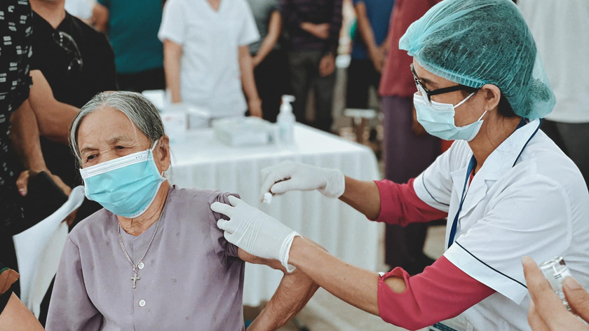 Tỉnh Ninh Bình vừa tổ chức tiêm 300.000 liều vaccine cho người dân.