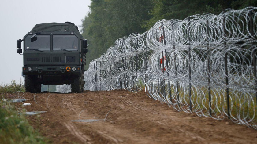 Hàng rào do binh sĩ Ba Lan xây dựng ở biên giới giữa Ba Lan và Belarus gần làng Nomiki, Ba Lan ngày 26/8/2021. Ảnh: Reuters