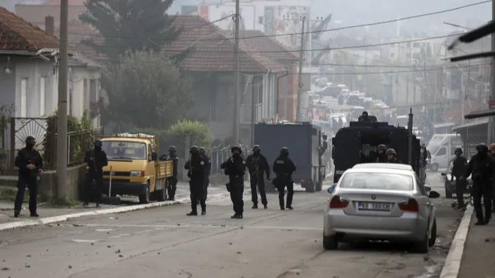 Các nhân viên cảnh sát Kosovo bảo vệ một con phố ở phần phía bắc do người Serb thống trị của thị trấn Mitrovica, Kosovo ngày 13/10/2021. Ảnh: AP