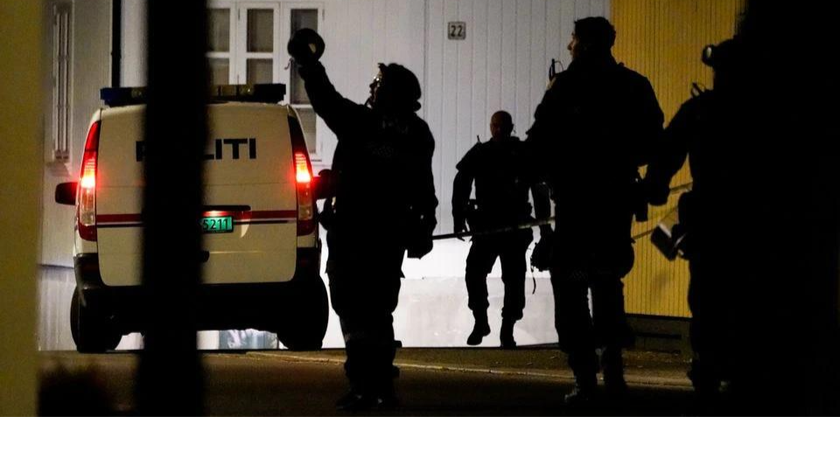 Cảnh sát điều tra sau sau loạt cuộc tấn công làm 7 người thương vong ở Kongsberg, Na Uy, ngày 13/10/2021. Ảnh: Reuters