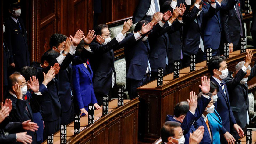 Thủ tướng Nhật Bản Fumio Kishida (thứ 5 từ trái sang ở hàng sau) và các nhà lập pháp khác ném vũ khí lên trời trong tiếng "banzai" theo thông lệ khi giải tán Hạ viện ở Tokyo vào ngày 14/10/2021 để tổ chức tổng tuyển cử. Ảnh: Kyodo 