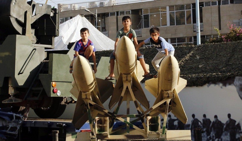 Trẻ em Iran ngồi trên tên lửa tầm ngắn trong một cuộc triển lãm đường phố của quân đội Iran và Lực lượng Vệ binh Cách mạng ở Tehran. Ảnh: EPA