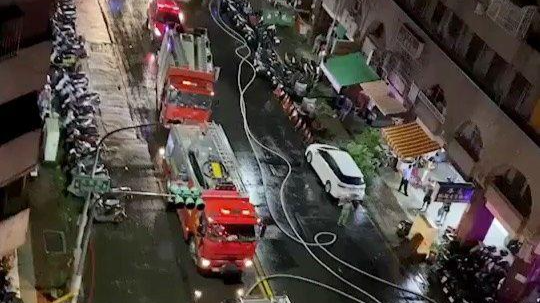 Xe cứu hỏa tại hiện trường vụ hỏa hoạn tại tòa nhà Cheng Chung Cheng ở Cao Hùng rạng sáng 14/10/2021. Ảnh cắt từ video trên mạng xã hội/Reuters