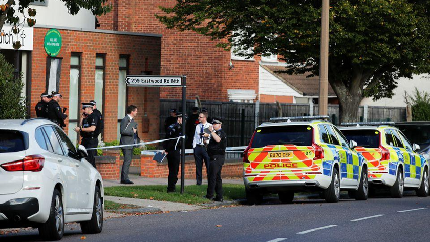 Cảnh sát bên ngoài nhà thờ nơi nghị sĩ David Amess bị đâm khi gặp gỡ cử tri ở Leigh-on-Sea, Anh ngày 15/10/2021. Ảnh: Reuters
