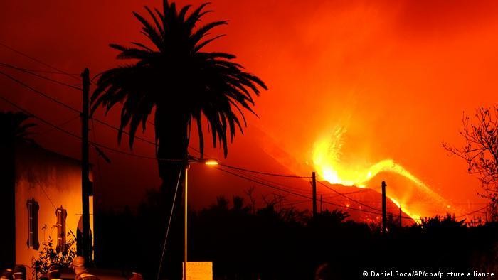 Dòng dung nham của núi lửa Cumbre Vieja đã phá hủy hơn 1.500 tòa nhà ở đảo La Palma. Ảnh: AP