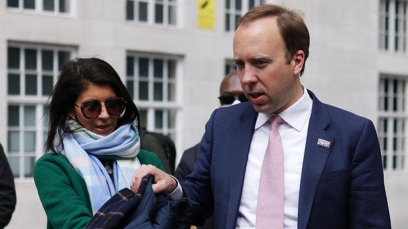 Cựu Bộ trưởng Y tế Vương quốc Anh Matt Hancock và nữ trợ lý Gina Colangelo tại London (Anh) tháng 5/2021. Ảnh: Reuters