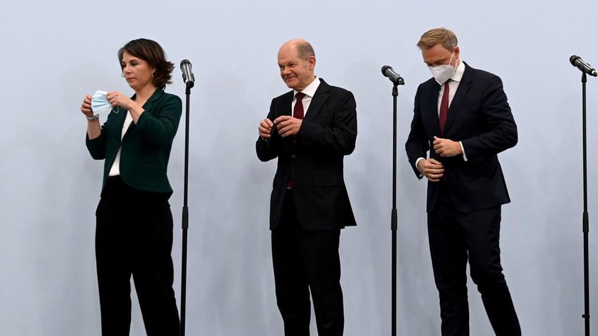 Lãnh đạo 3 Đảng Xanh, SPD (đỏ) và FDP (vàng) hình thành liên minh "đèn giao thông" dự kiến lãnh đạo Đức sau khi Hạ viện bầu được Thủ tướng. Ảnh: AFP
