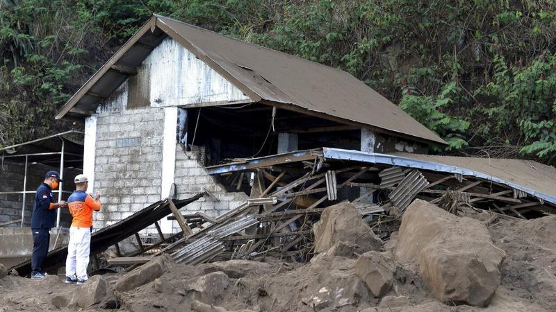 Lực lượng cứu hộ kiểm tra một ngôi nhà bị hư hại do trận lở đất do động đất gây ra ở Bangli, trên đảo Bali, Indonesia, ngày 16/10/2021. Ảnh: AP