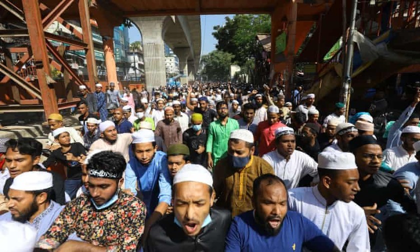 Những người biểu tình xuống đường ở Dhaka sau khi có những cáo buộc về việc xúc phạm một cuốn sách thánh Hồi giáo ở thành phố Cumilla, Bangladesh. Ảnh: Eyepix Group/ Rex/ Shutterstock