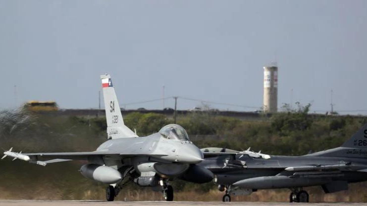 Một máy bay chiến đấu phản lực F-16 của Không quân Hoa Kỳ cất cánh từ căn cứ không quân trong CRUZEX, một cuộc tập trận không quân đa quốc gia do Không quân Brazil tổ chức, ở Natal, Brazil. Ảnh: Reuters (chụp ngày 21/11/2018)