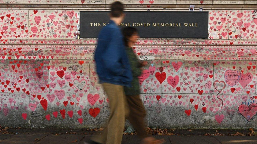Bức tường tưởng niệm các nạn nhân của COVID-19 ở London, Anh. Ảnh: EPA