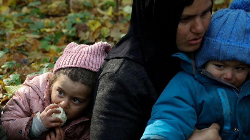 Người nhập cư trái phép ở Hajnowka, Ba Lan sau khi vượt qua biên giới Belarus-Ba Lan trong cuộc khủng hoảng di cư đang diễn ra. Ảnh: Reuters (chụp ngày 14/10/2021)