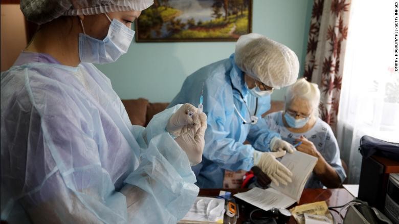 Nhân viên y tế chăm sóc bệnh nhân COVID-19 tại nhà. Ảnh: CNN