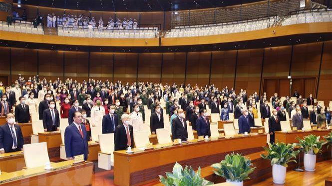 Lãnh đạo Đảng, Nhà nước và đại biểu Quốc hội thực hiện nghi thức chào cờ tại kỳ họp thứ nhất (Ảnh: Doãn Tấn/TTXVN)
